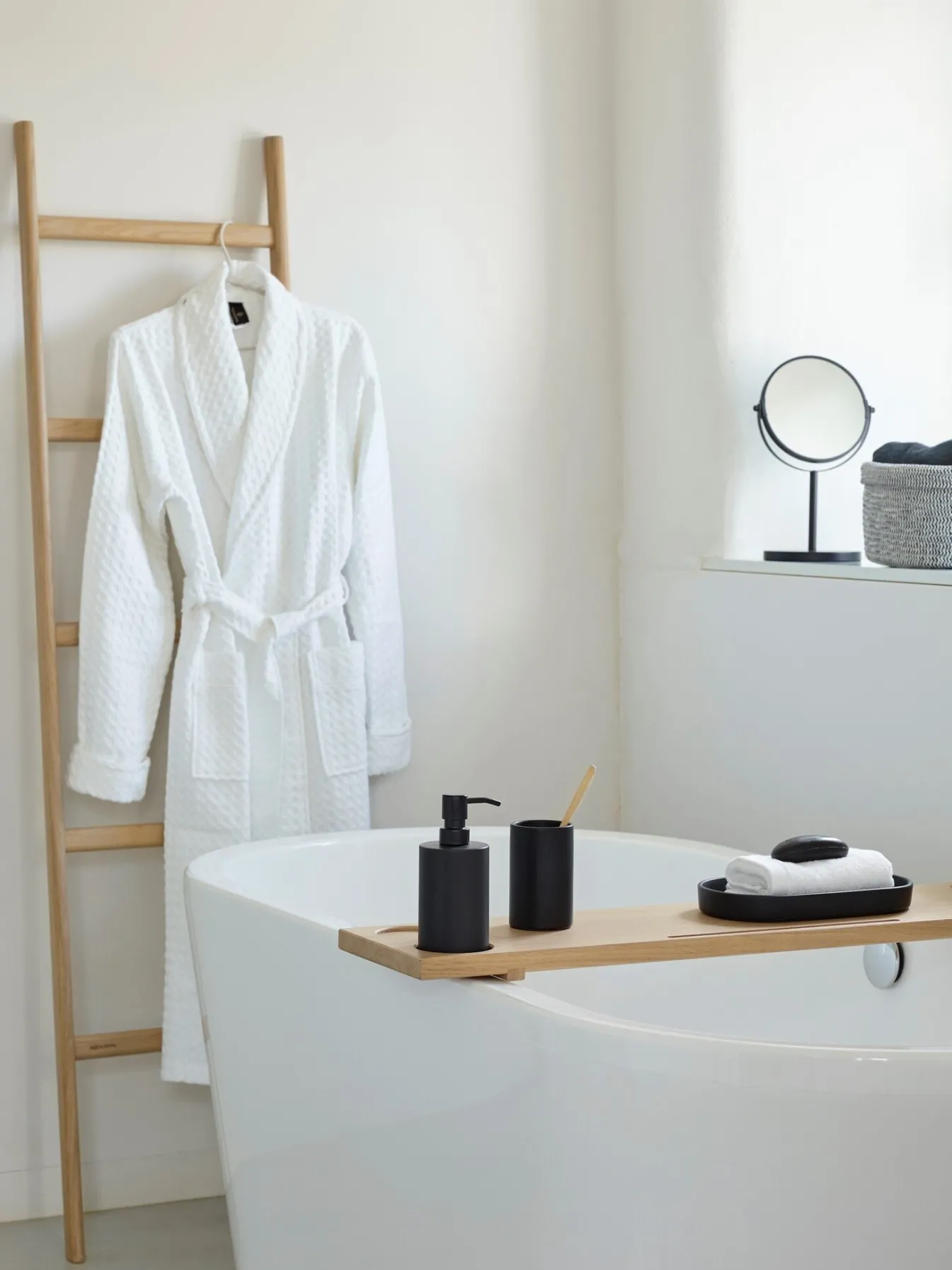 Hot Bath & Living Aquanova Cup FORTE color black (FORTUM-09) Black-09