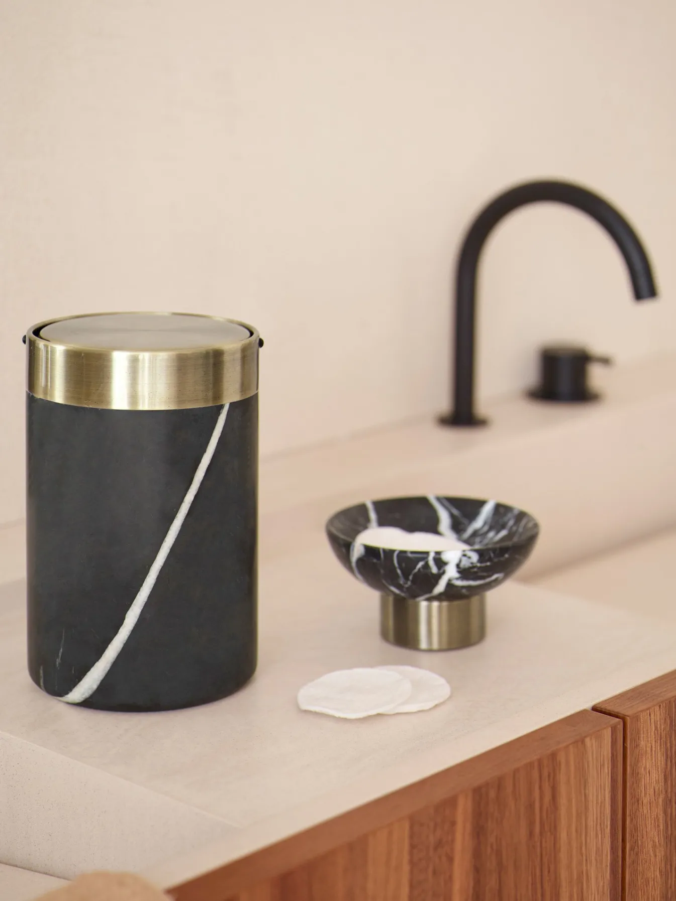 Fashion Bath & Living Aquanova Soap dispenser NERO color Black (black) medium Black-09