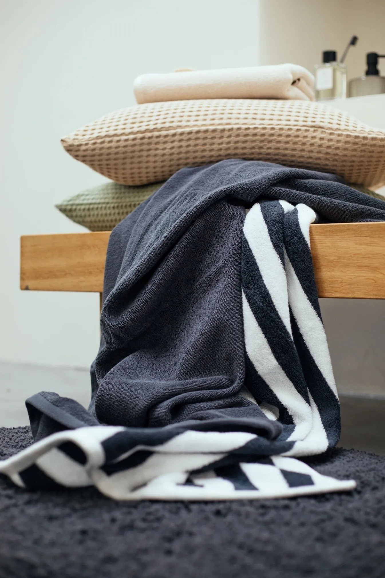 New Bath & Living Vandyck Towel VERONA Uni color Off Black-198